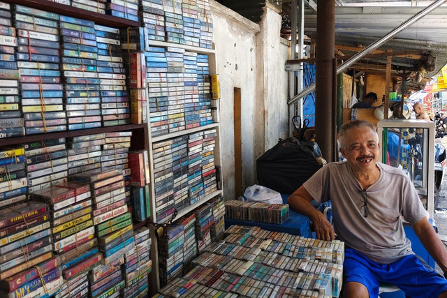 Priyo Sanyoto, satu-satunya penjual kaset pita di Pasar Beringharjo, Kota Yogyakarta, Selasa (16/12/2025). Foto: Arfiansyah Panji Purnandaru/kumparan