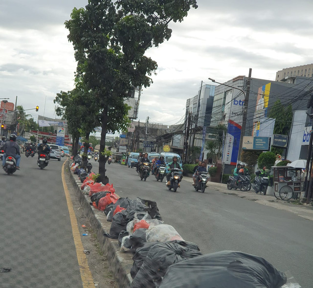 Penampakan sampah di trotoar Jalan Demi Sartika Depan Ramayanan Ciputat. (Sumber foto: Idisign)