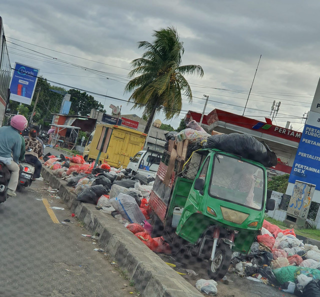 Tumpukan sampah disamping Pom Bensin Jalan Dewi Satika Ciputat Tangsel. (Sumber foto: Idisign)