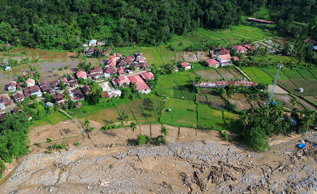 Foto udara areal persawahan yang rusak akibat banjir bandang di Batu Busuk, Padang, Sumatera Barat, Selasa (16/12/2025).  Foto: ANTARA FOTO/Iggoy el Fitra