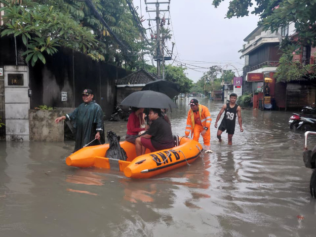 Proses evakuasi terdampak banjir di Bali, Minggu (14/12/2025). Foto: Dok. BPBD Bali