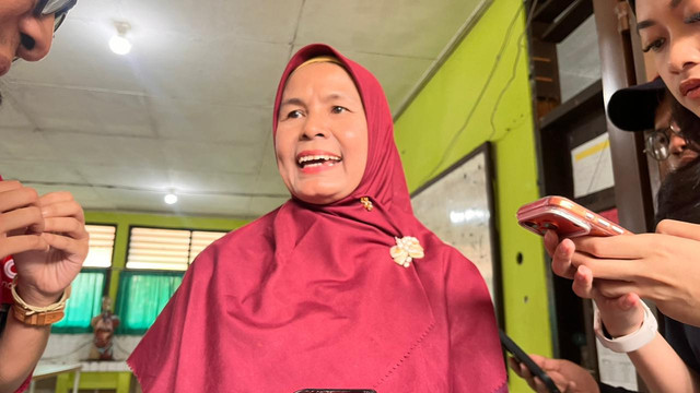 Kepala Sekolah SMPN 1 Tamansari Bogor, Ermaini, Selasa (16/12). Foto: Nasywa Athifah/kumparan