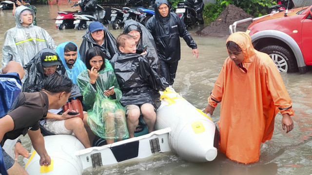 Proses evakuasi wisatawan. saat banjir di Bali, Minggu (14/12/2025). Foto: Dok. BPBD Bali