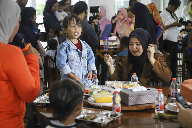 Sejumlah orang tua memberikan Makanan Bergizi Gratis (MBG) kepada anak-anak dalam kegiatan Cegah Stunting (Centing) yang digelar di Jimmy Hantu Foundation, Kecamatan Tamansari, Kabupaten Bogor, Jawa Barat, Selasa (16/12/2025). Foto: Iqbal Firdaus/kumparan