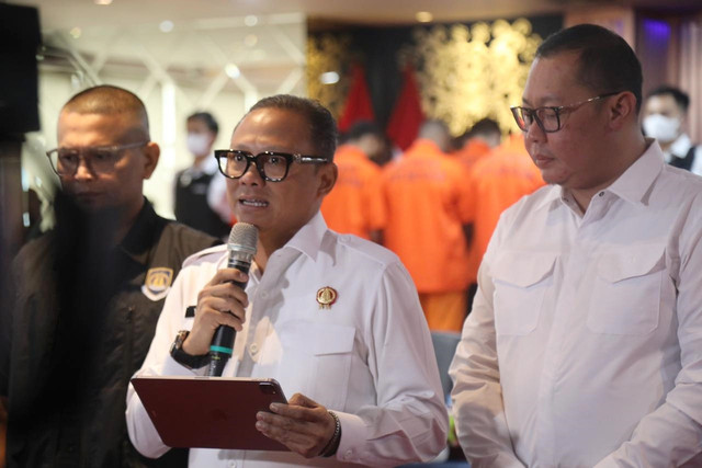 Plt. Dirjen Imigrasi Yuldi Yusman saat menyampaikan hasil Operasi Wirawaspada yang tangkap 220 WNA diduga melanggar izin tinggal di Gedung Direktorat Jenderal Imigrasi, Jakarta Selatan, Selasa (16/12/2025). Foto: Ditjen Imigrasi