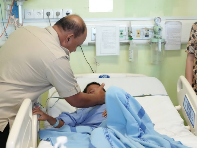 Kepala BGN Dadan Hindayana  jenguk salah satu  siswa SDN Kalibaru 01 Cilincing yang tertabrak mobil MBG (11/12/2025) Foto: Dok BGN RI