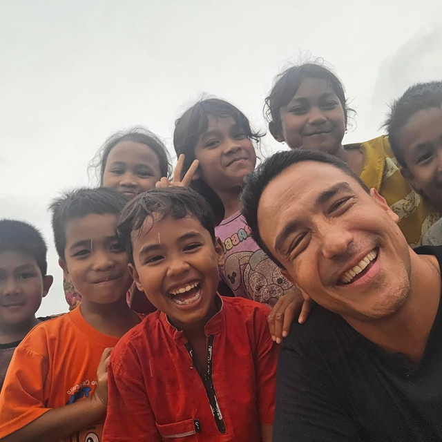 Hamish Daud mengunjungi korban banjir di Aceh Utara dan mengajak anak-anak bermain. Foto: Instagram @hamishdaud