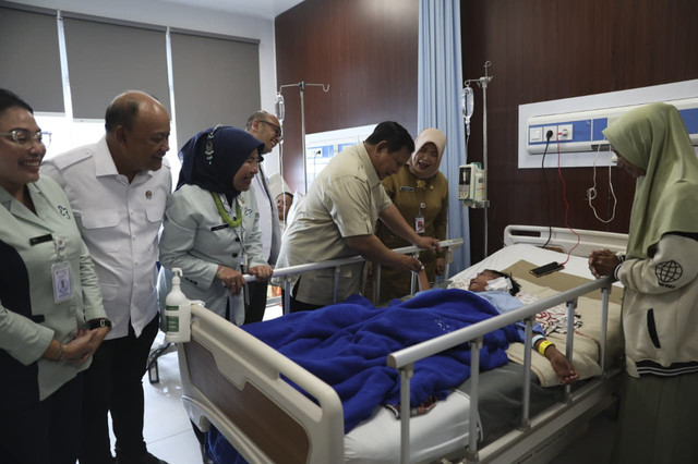 Presiden Prabowo Subianto menjenguk korban yang ditabrak mobil MBG di RSUD Koja, Jakarta Utara, Selasa (16/12/2025). Foto: Dok. Tim Media Prabowo
