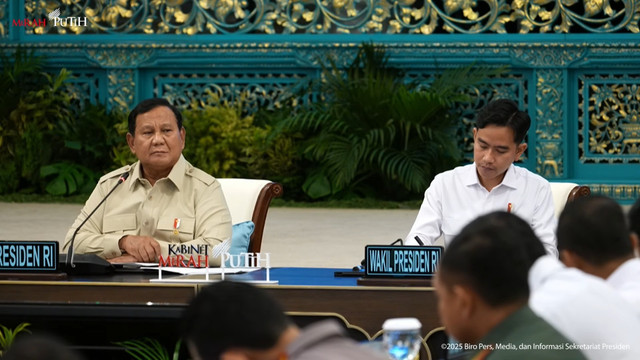 Presiden Prabowo Subianto memberikan pengarahan kepada Kepala Daerah se-Papua dan KEPP-OKP di Istana Negara, Jakarta, Selasa (16/12/2025). Foto: Youtube/Sekretariat Presiden