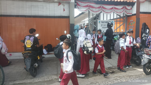 Anak sekolah di SDIT Annisa Kadungora sedang menunggu jemputan/Foto : Dok. Pribadi (Agus Kusdinar)