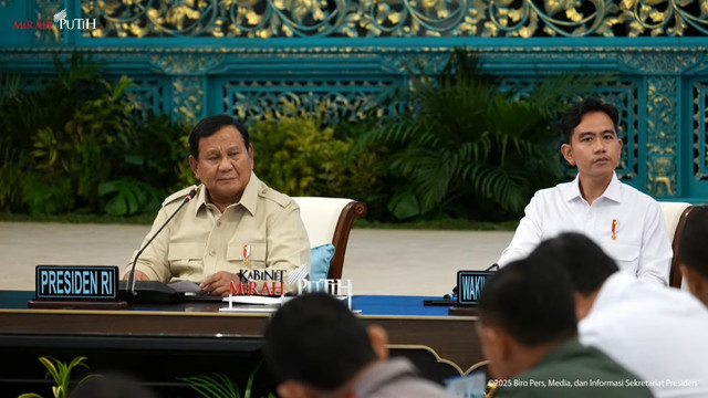 Presiden Prabowo Subianto memberikan pengarahan kepada Kepala Daerah se-Papua dan KEPP-OKP di Istana Negara, Jakarta, Selasa (16/12/2025). Foto: Youtube/Sekretariat Presiden