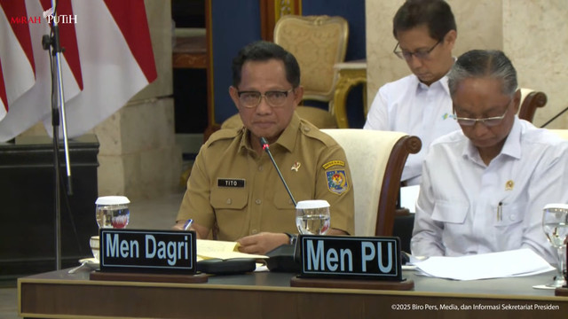 Mendagri Tito Karnavian mengikuti pengarahan kepada Kepala Daerah se-Papua dan KEPP-OKP di Istana Negara, Jakarta, Selasa (16/12/2025). Foto: Youtube/Sekretariat Presiden