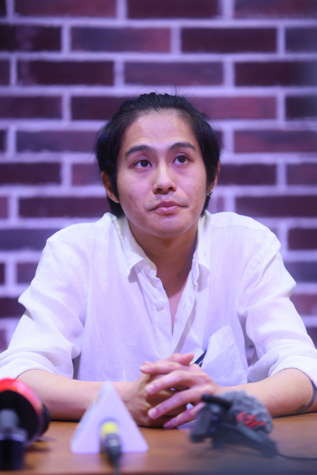 DJ Panda bersama kuasa hukum saat konferensi pers permintaan maaf kepada Erika Carlina di kawasan Sudirman, Jakarta, Selasa, (16/12/2025).
 Foto: Agus Apriyanto