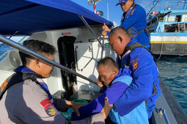 Tim SAR gabungan masih melakukan pencarian terhadap tiga Anak Buah Kapal (ABK) KM Putri Lancar Samudera B GT-14 yang tenggelam di Perairan Laut Jawa, Kabupaten Indramayu, Jawa Barat. Foto: Kantor SAR Bandung