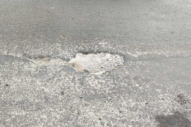 Jalan berlubang di Jalan Gatot Subroto, Bandung, Selasa (16/12/2025). Foto: Linda Lestari/kumparan