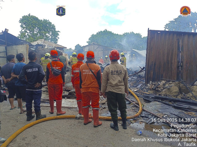 Penanganan kebakaran di Kalideres, Jakarta Barat, pada Selasa (16/12/2025). Foto: Dok. Istimewa