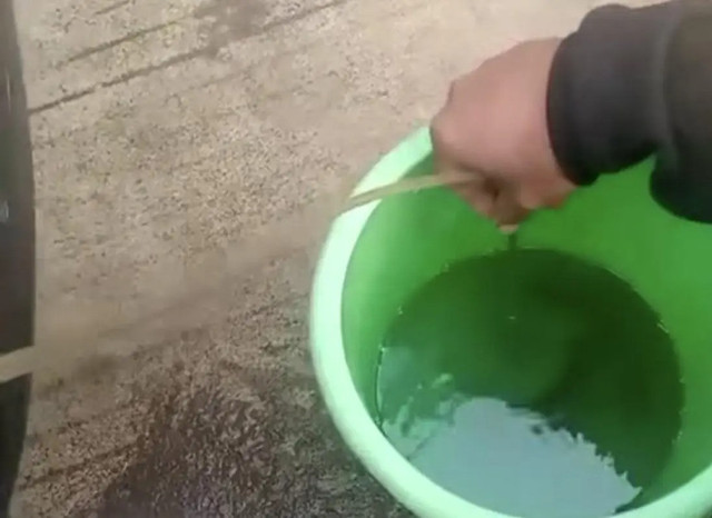 Konsumen Pertamina mengeluarkan BBM Jenis Pertamax yang diduga tercampur air hujan. Foto : Istimewa