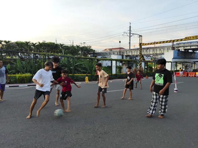 Sejumlah bocah bermain sepak bola di Jembatan Kewek Kota Yogyakarta, Selasa (16/12/2025). Foto: Arfiansyah Panji Purnandaru/kumparan