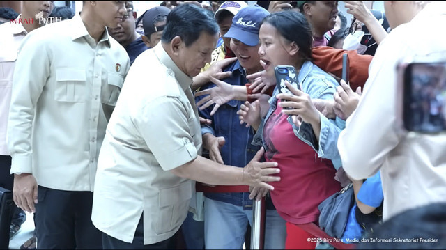 Presiden Prabowo Subianto memegang perut seorang ibu yang hamil saat menjenguk siswa dan guru SDN Kalibaru 1 di RS Koja, Jakarta, Selasa (16/12/2025). Foto: Youtube/Sekretariat Presiden