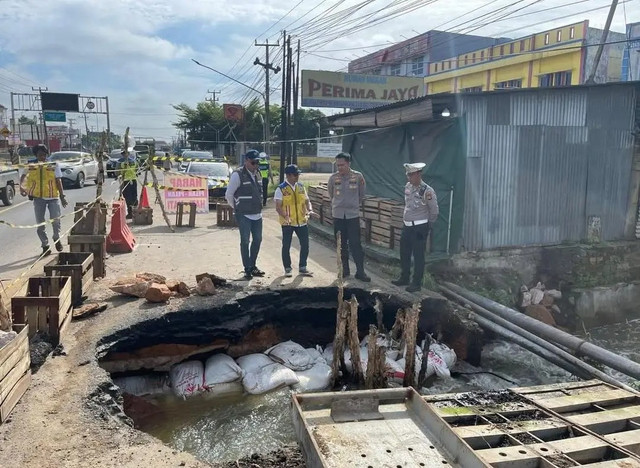 Kondisi jalan amblas di KM 13 Jalintim Betung. (Dok. Polres Banyuasin)