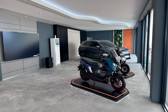 Persemian tiga diler baru Polytron yang berlokasi di Jakarta Timur, Bekasi, dan Bandung pada Selasa (16/12/2025). Foto: Dok. Polytron