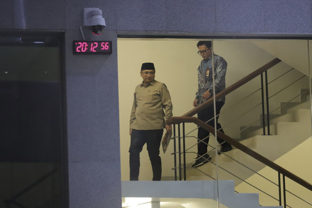 Eks Menag, Yaqut Cholil Qoumas alias Gus Yaqut berjalan keluar usai dimintai keterangan terkait kasus dugaan korupsi kuota haji di Gedung Merah Putih KPK, Jakarta, Selasa (16/12/2025). Foto: Jamal Ramadhan/kumparan