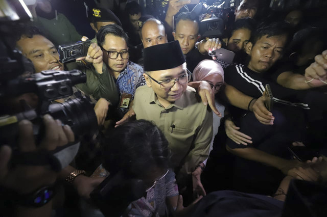 Eks Menag, Yaqut Cholil Qoumas alias Gus Yaqut berjalan keluar usai dimintai keterangan terkait kasus dugaan korupsi kuota haji di Gedung Merah Putih KPK, Jakarta, Selasa (16/12/2025). Foto: Jamal Ramadhan/kumparan