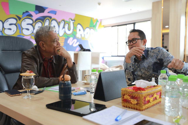 Wakil Menteri Sosial Agus Jabo Priyono melakukan audiensi dengan Deputi Bidang Pemberdayaan Masyarakat, Kependudukan, dan Ketenagakerjaan Bappenas Maliki di Ruang Rapat Lantai 6 Kantor Kementerian Sosial (Kemensos), Selasa (16/12/2025). Foto: Dok. Kemensos