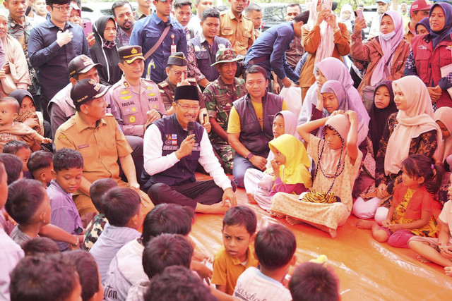 Menteri Sosial Saifullah Yusuf meninjau dapur umum Kementerian Sosial sekaligus menyerahkan santunan kepada 31 ahli waris korban meninggal bencana banjir dan longsor di kantor Dinas Sosial P3A, Kabupaten Pidie Jaya, Aceh, Selasa (16/12/2025). Foto: Dok. Kemensos