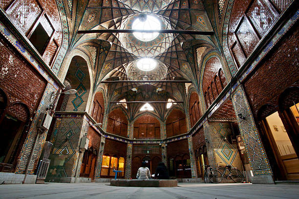 Orang-orang beristirahat di bawah naungan dinding Bazaar. Foto istok