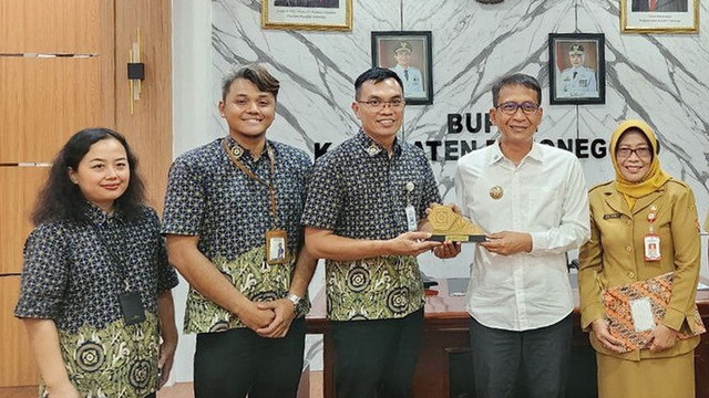 Bupati Setyo Wahono saat foto bersama usai tanda tangani Rencana Kerja (RK) Penyelenggaraan Jaminan Kesehatan Nasional (JKN) dengan Kepala BPJS Kesehatan Cabang Bojonegoro. (Aset: Istimewa)
