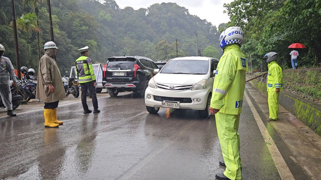 Kapolda Sumatera Barat, Irjen Polisi Gatot Suryanta, di jalan nasional jalur Lembah Anai yang menghubungkan Kota Padang dan Bukittinggi. Foto: Bakom RI