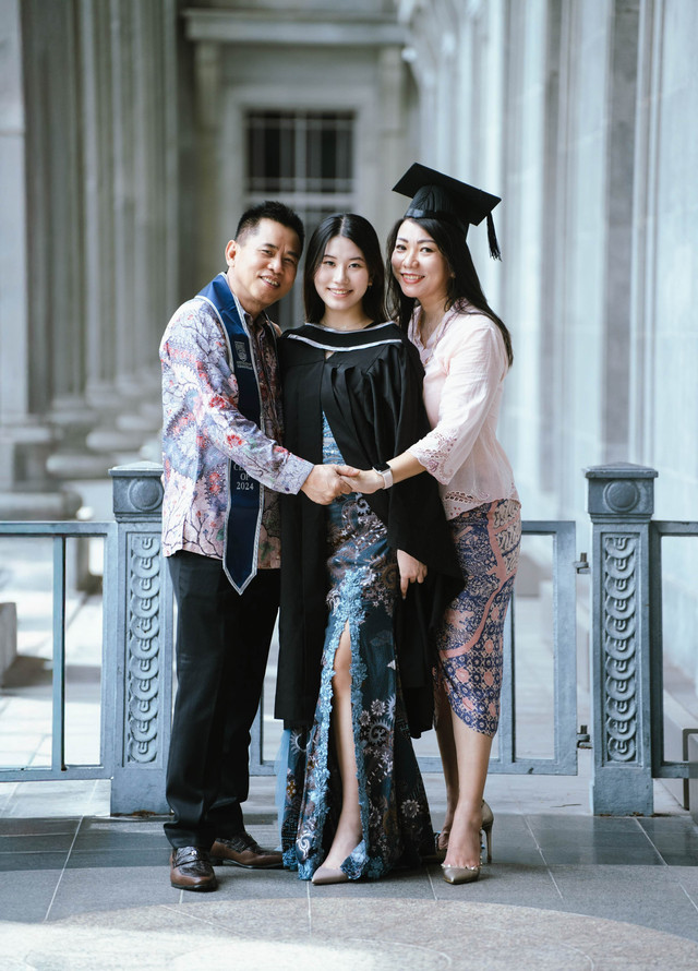 Deasy dan Bianca, Alumni SIM. Foto: SIM Global Education