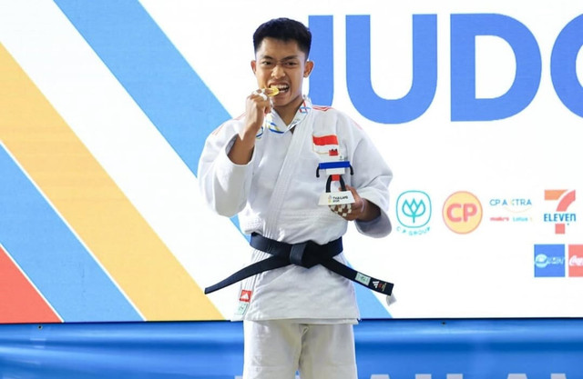 Atlet judo Indonesia asal Kabupaten Karawang, Jawa Barat, Muhammad Rizqi Maulana, mengukir prestasi membanggakan dengan meraih medali emas SEA Games 2025 di Thailand. Foto: Dok. Istimewa