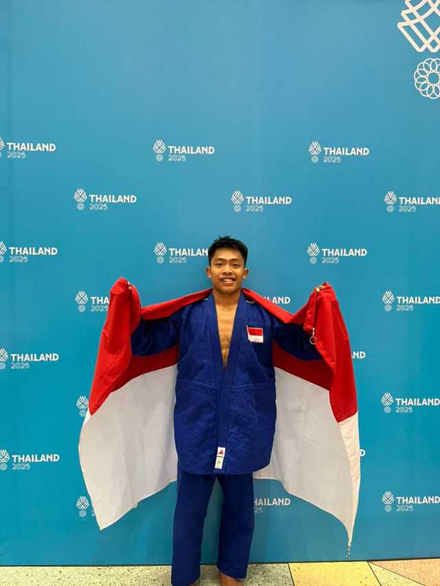 Atlet judo Indonesia asal Kabupaten Karawang, Jawa Barat, Muhammad Rizqi Maulana, mengukir prestasi membanggakan dengan meraih medali emas SEA Games 2025 di Thailand. Foto: Dok. Istimewa