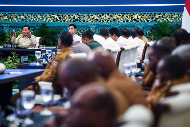 Presiden Prabowo Subianto didampingi Wakil Presiden Gibran Rakabuming Raka memberikan sambutan saat memimpin pengarahan di Istana Negara, Selasa (16/12/2025). Foto: ANTARA FOTO/Galih Pradipta