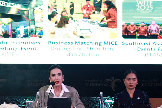 Menteri Pariwisata Widiyanti Putri Wardhana (kiri) didampingi Wakil Menteri Pariwisata (Wamenpar) Ni Luh Puspa menyampaikan paparan akhir tahun Kemenpar 2025 di Jakarta, Selasa (16/12/2025). Foto: ANTARA FOTO/Reno Esnir