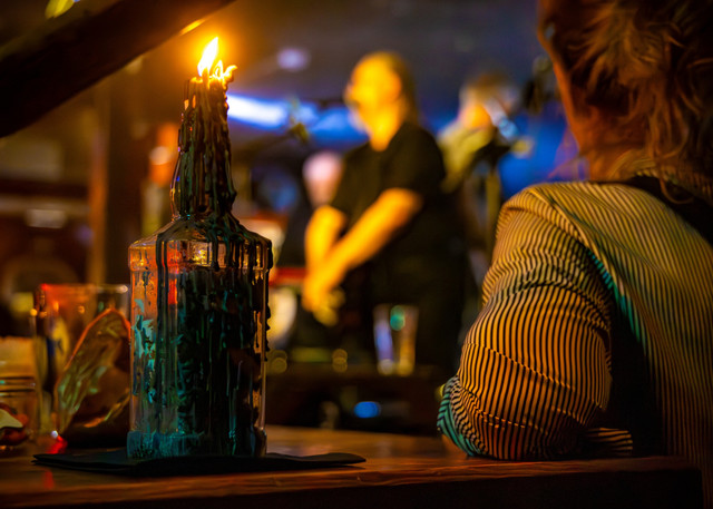 Ilustrasi nonton pertunjukkan di bar. Foto: Schager/Shutterstock