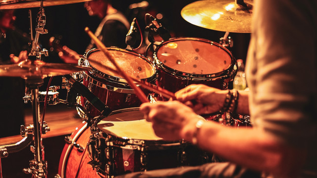 Ilustrasi performer di bar. Foto: pporiphotos/Shutterstock