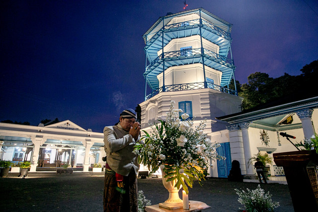 Abdi dalem Keraton berdoa di depan bangunan Panggung Sanggabuwana yang telah selesai direvitalisasi di Keraton Kasunanan, Solo, Jawa Tengah, Selasa (16/12/2025). Foto: ANTARA FOTO/Mohammad Ayudha