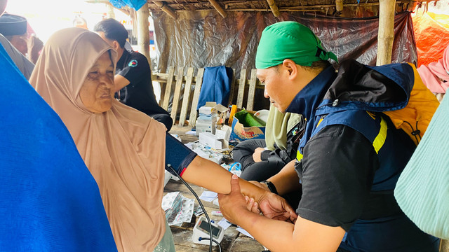 Kementerian Kesehatan menerjunkan tenaga cadangan kesehatan (TCK) di sejumlah wilayah terdampak banjir di Aceh. Foto: Kemenkes RI