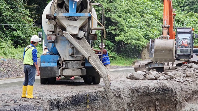Alat berat terus dikerahkan untuk buka akses jalan yang tertutup imbas bencana Sumatera. Foto: Dok. Istimewa