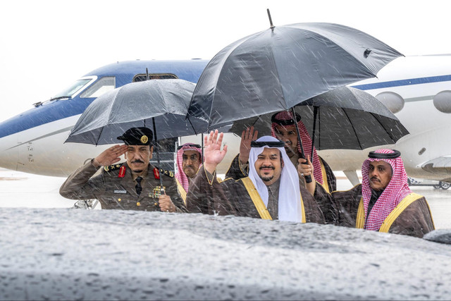 Wakil Gubernur Wilayah Riyadh Pangeran Mohammed bin Abdulrahman bin Abdulaziz Al Saud melepas tamu negara di bawah hujan di Riyadh, 15/12/2025. Foto: X/@emara_riyadh