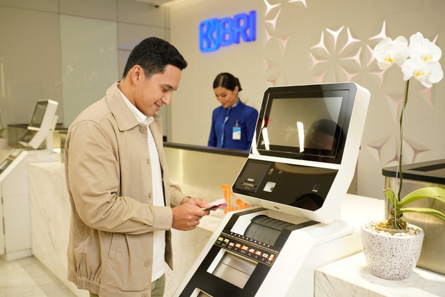 Nasabah saat mengambil uang tunai di kantor cabang BRI. Foto: Dok. BRI