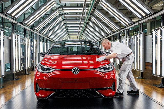 Para karyawan bekerja di jalur perakitan mobil listrik Volkswagen (VW) ID.3 milik produsen mobil Jerman, Volkswagen di Dresden, Jerman, pada 14 Mei 2025. Foto: JENS SCHLUETER / AFP