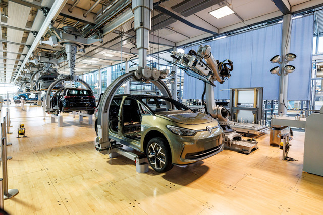 Para karyawan bekerja di jalur perakitan mobil listrik Volkswagen (VW) ID.3 milik produsen mobil Jerman, Volkswagen di Dresden, Jerman, pada 14 Mei 2025. Foto: JENS SCHLUETER / AFP