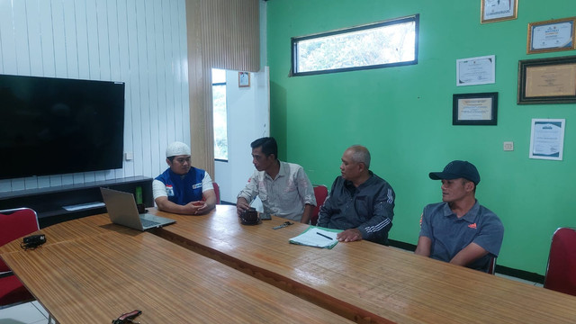 Tim DT Peduli Lakukan Komunikasi bersama Stakeholder Desa Mekarsari, Berkaitan Program Petani Kopi (Sumber : DT Peduli)