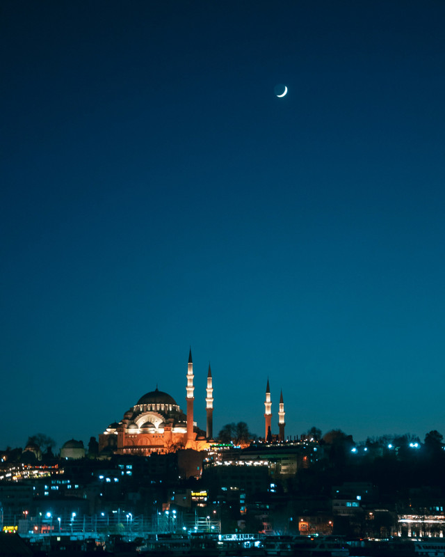Ilustrasi bulan sabit di atas Masjid Süleymaniye (Suleymaniye Mosque) yang terletak di Istanbul, Turki. Foto: Ahmed Mulla/Unsplash