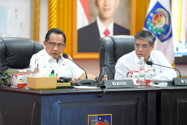 Mendagri Tito Karnavian saat hadiri Sosialisasi Kebijakan Penetapan Upah Minimum Tahun 2026 secara daring dari Kantor Pusat Kementerian Dalam Negeri (Kemendagri), Jakarta, Rabu (17/12/2025). Foto: Kemendagri RI