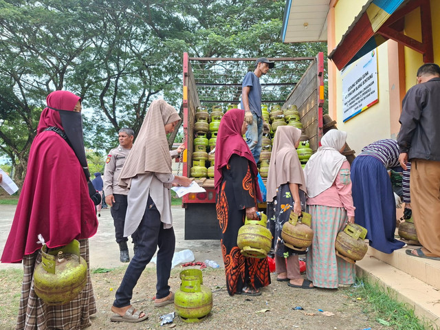 Warga Aceh Antre LPG. 